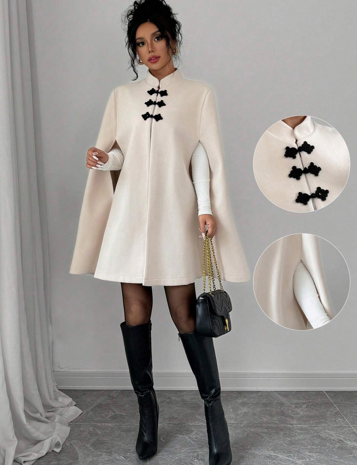 Cape élégante à fermeture décorative