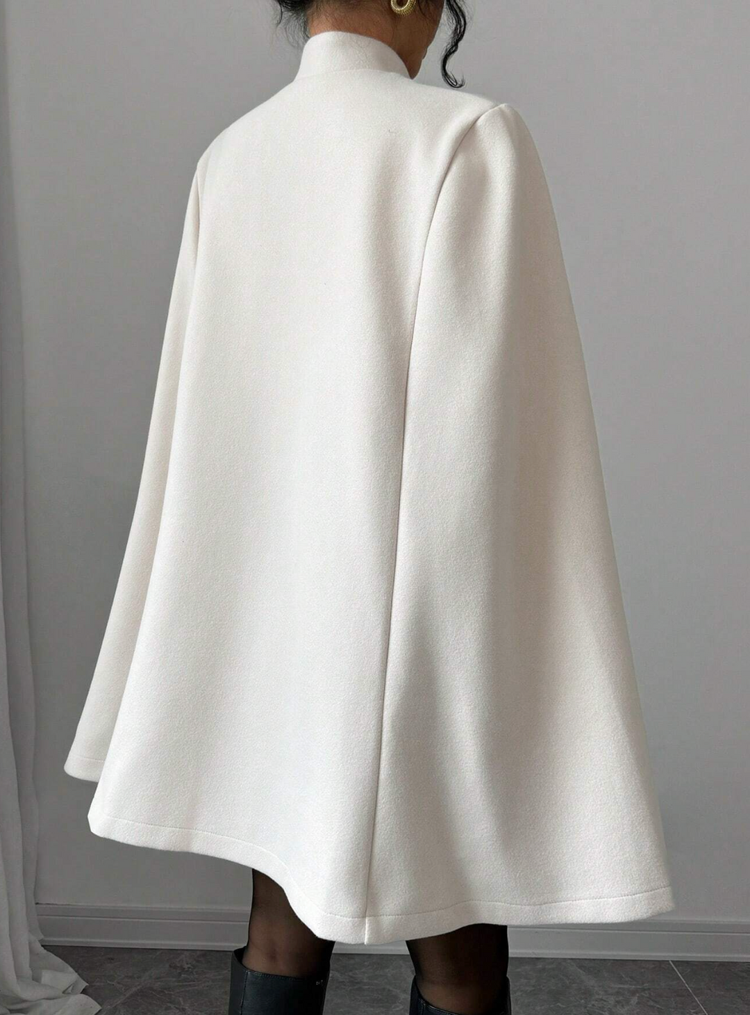 Cape élégante à fermeture décorative