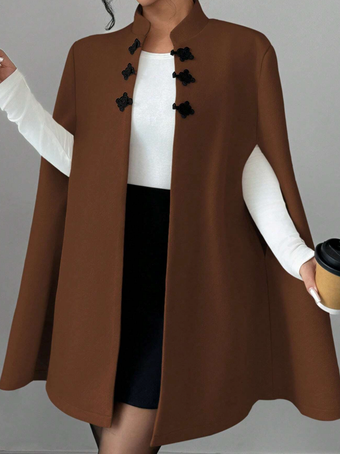 Cape élégante à fermeture décorative