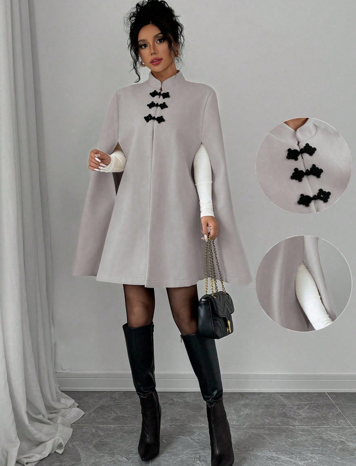 Cape élégante à fermeture décorative