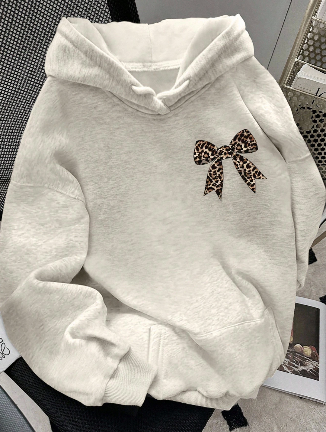 Sweat à capuche avec nœud imprimé