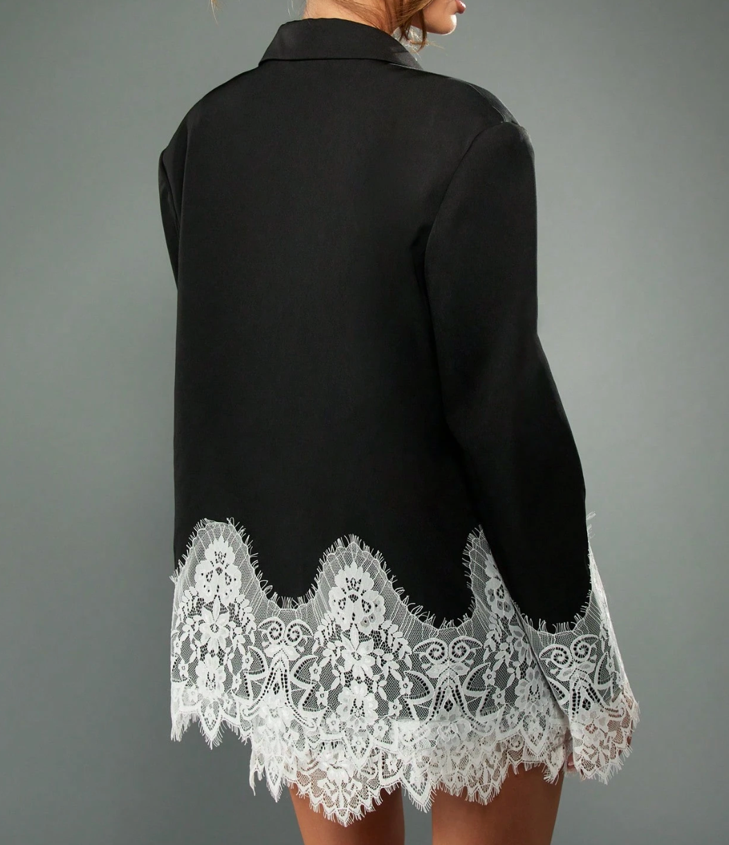 Blazer noir orné de dentelle blanche