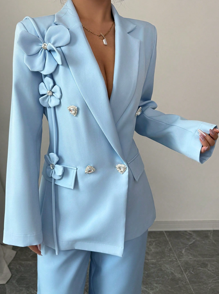 Veste de costume fleurie à détails bijoux